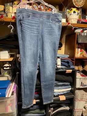 #215 size 2R torrid NWT super soft stretch Mid-Blue Women’s lean jeans